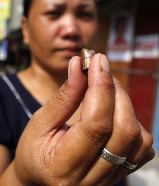 FRM04. Manila (Philippines), 27/05/2016.- Filipino Russel Balcoba, relative of slain journalist Alex Balcoba, displays a slug recovered at the scene of a shooting incident in Manila, Philippines, 28 May 2016. According to local news reports, gunmen shot Balcoba at close range in the Philippine capital Manila on 27 May 2016. Witnesses said Balcoba was walking at the back of a church after attending Friday mass when he was shot by unidentified suspects riding on a motorcycle. The 56-year old veteran reporter was rushed to a hospital but was declared dead several minutes after his arrival. Reports said authorities have yet to determine the motive for Balcoba's murder. The National Union of Journalists of the Philippines record shows that Balcoba is the 174th journalist slain in the line of duty since 1986, and ranked the Philippines among the deadliest country for journalists to work. (Filipinas) EFE/EPA/FRANCIS R. MALASIG