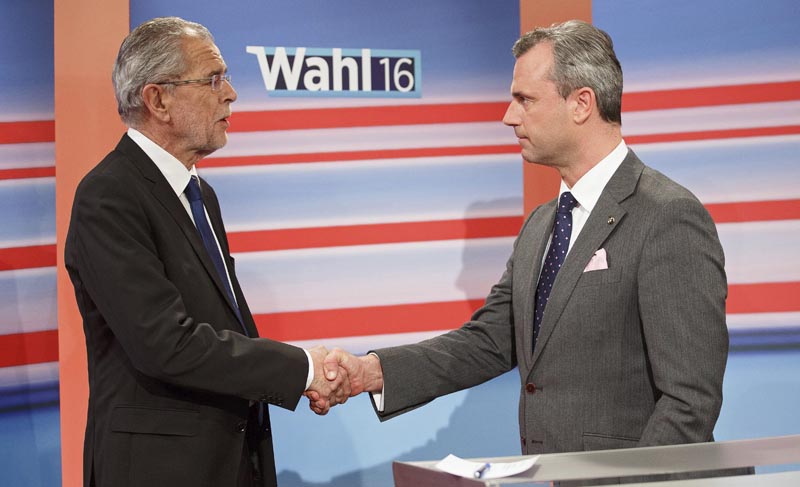 CHI05 VIENA (AUSTRIA) 23/05/2016.- Fotografía fechada el 22 de mayo de 2016 que muestra al ultraderechista Norbert Hofer (d) del Partido de la Libertad de Austria (FPO) y al centroizquierdista Alexander Van der Bellen (i) durante una entrevista para la televisión con motivo de las elecciones presidenciales austriacas en Viena, Austria. Alexander Van der Bellen ha ganado hoy, 23 de mayo de 2016, las elecciones presidenciales en Austria tras el recuento del voto por correo, según ha reconocido hoy su rival, el ultraderechista Norbert Hofer. EFE/Florian Wieser