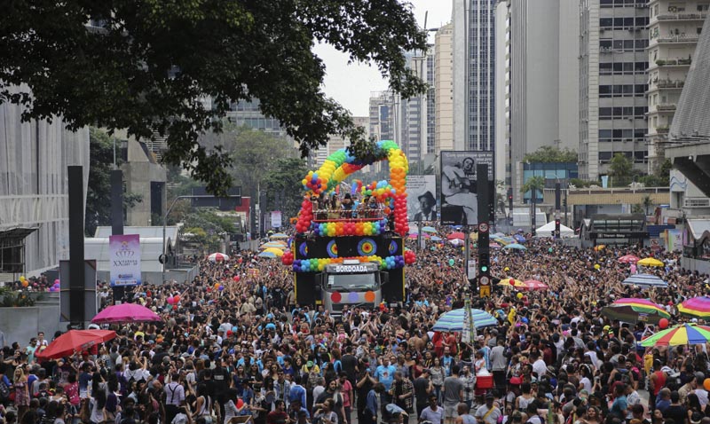 BRA63. SAO PAULO (BRASIL), 29/05/2016.- Miembros de la comunidad homosexual participan en la vigésima edición de Desfile del Orgullo Gay hoy, domingo 29 de mayo de 2016, en la céntrica Avenida Paulista de Sao Paulo (Brasil). EFE/Sebastião Moreira