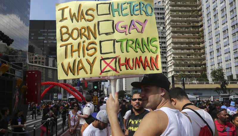 BRA53. SAO PAULO (BRASIL), 29/05/2016.- Miembros de la comunidad homosexual participan en la vigésima edición de Desfile del Orgullo Gay hoy, domingo 29 de mayo de 2016, en la céntrica Avenida Paulista de Sao Paulo (Brasil). EFE/Sebastião Moreira