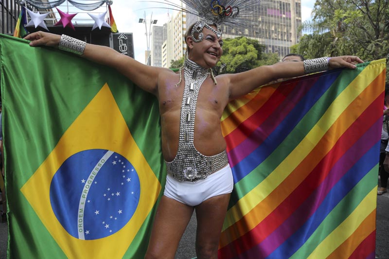 BRA51. SAO PAULO (BRASIL), 29/05/2016.- Un miembro de la comunidad homosexual participa en la vigésima edición de Desfile del Orgullo Gay hoy, domingo 29 de mayo de 2016, en la céntrica Avenida Paulista de Sao Paulo (Brasil). EFE/Sebastião Moreira