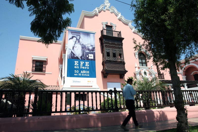 LIM01. LIMA (PERÚ), 02/05/2016.-Aspecto exterior del Centro Cultural de España en Lima hoy, martes 2 de mayo de 2016, donde una exposición fotográfica será inaugurada mañana para celebrar el aniversario número 50 de la Agencia Efe en Perú en Lima (Perú). La exposición recorre los principales acontecimientos y protagonistas que marcaron el último medio siglo en este país y podrá ser visitada hasta el próximo 28 de mayo en el Centro Cultural de España en Lima. EFE/ERNESTO ARIAS