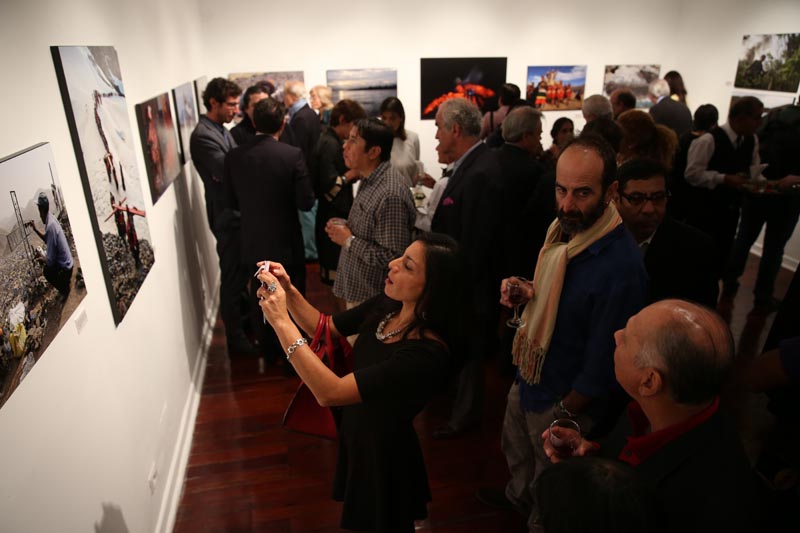 LIM01. LIMA (PERÚ), 03/05/2016.- Los asistentes recorren la exposición por los 50 años de la Agencia en Perú hoy, martes 3 de mayo de 2016, en el Centro Cultural de España en la ciudad de Lima (Perú). EFE/ERNESTO ARIAS