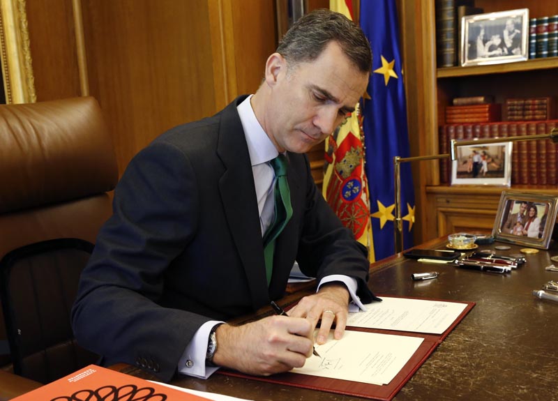 GRA022. MADRID, 03/04/2016.- Fotografía facilitada por la Casa Real del rey Felipe VI firmando en su despacho del Palacio de la Zarzuela el decreto de disolución de las Cortes y de convocatoria de las elecciones generales del 26 de junio, que se publica hoy mismo en el BOE. EFE