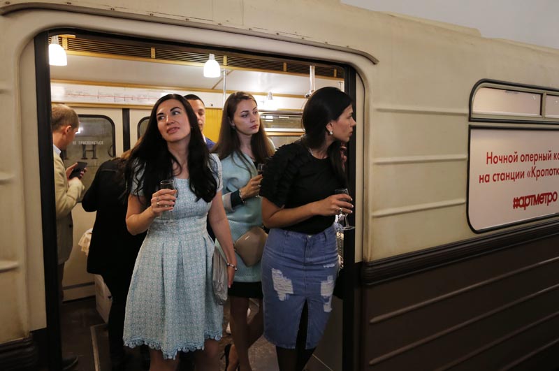 KOCH04. Moscow (Russian Federation), 14/05/2016.- Spectators at the entrance to a train listen to members of the Presidential Orchestra of Russia performing a version of Italian Pietro Mascagni's opera 'Cavalleria Rusticana' during the opening ceremony of the Night of Music in Metro, in Moscow, Russia, 14 May 2016. (Moscú, Rusia) EFE/EPA/YURI KOCHETKOV