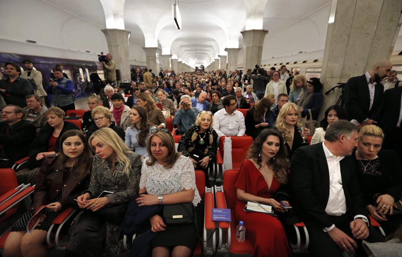 KOCH08. Moscow (Russian Federation), 14/05/2016.- Spectators listen to members of the Presidential Orchestra of Russia performing a version of Italian Pietro Mascagni's opera 'Cavalleria Rusticana' during the opening ceremony of the Night of Music in Metro, in Moscow, Russia, 14 May 2016. (Moscú, Rusia) EFE/EPA/YURI KOCHETKOV