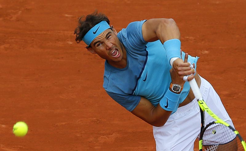 FR01 PARÍS (FRANCIA) 24/05/2016.- El español Rafael Nadal sirve la bola contra el australiano Sam Groth durante su partido de la primera ronda del torneo de Roland Garros disputado hoy, 24 de mayo de 2016, en París, Francia. Nadal ganó por 6-1, 6-1, 6-1 en 1 hora y 20 minutos. EFE/Robert Ghement