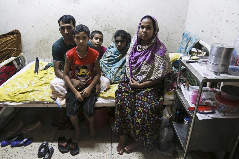 GRA012. DACCA, 28/05/2016.- Biti Akhtar (2d), de 12 años, junto a sus padres y hermanos en una habitación del Hospital Universitario Bangabandhu Sheikh Mujib de Dacca, el 25 de mayo de 2016. La familia de Bithi acudió a curanderos o a la religión para intentar acabar con el manto de pelo que cubre a su niña, pero no fue hasta su llegada a un hospital capitalino en Bangladesh donde se vislumbró la posibilidad de curarla de lo que parece un probable caso del síndrome del hombre lobo. EFE/Igor G. Barbero