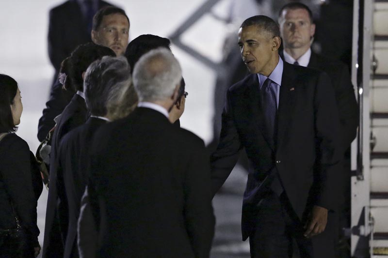 KOT25 TOKONAME (JAPÓN) 25/05/2016.- El presidente de Estados Unidos, Barack Obama (d), desembarca del Air Force One en el aeropuerto internacional Chubu Centrair en Tokoname (Japón) hoy, 25 de mayo de 2015. Obama, Merkel, Cameron y el resto de mandatarios que forman parte del selecto club del G7, el de las siete mayores economías del mundo, se reúnen desde mañana en la localidad japonesa de Shima, un lugar dedicado al cultivo de perlas y donde habitan los millones de dioses del sintoísmo nipón. EFE/Kiyoshi Ota