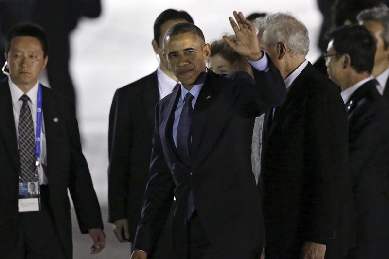 KOT23 TOKONAME (JAPÓN) 25/05/2016.- El presidente de Estados Unidos, Barack Obama, salud a su llegada al aeropuerto internacional Chubu Centrair en Tokoname (Japón) hoy, 25 de mayo de 2015. Obama, Merkel, Cameron y el resto de mandatarios que forman parte del selecto club del G7, el de las siete mayores economías del mundo, se reúnen desde mañana en la localidad japonesa de Shima, un lugar dedicado al cultivo de perlas y donde habitan los millones de dioses del sintoísmo nipón. EFE/Kiyoshi Ota