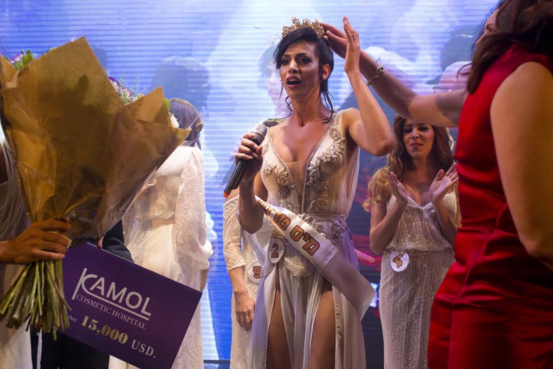 SA01 TEL AVIV (ISRAEL), 27/05/2016.- Taalin Abu Hana (c) se proclama ganadora del primer concurso de belleza transexual celebrado en Tel Aviv, Israel hoy 27 de mayo de 2016. Israel celebra hoy su primer concurso de belleza transexual, con la curiosa participación de una judía ex ultraortodoxa y dos árabes-israelíes que tratarán de alzar su voz contra el conservadurismo en sus comunidades. EFE/Abir Sultan