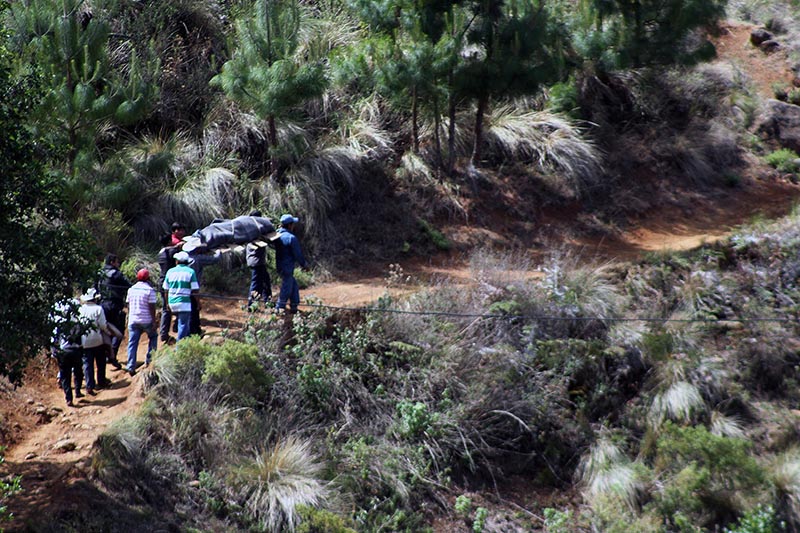 MEX59. COXCATLÁN (MÉXICO), 10/06/2016.- Autoridades y campesinos trasladan los cuerpos de las víctimas hoy, viernes 10 de junio de 2016, en Coxcatlán, estado de Puebla (México). Once miembros de una familia fueron asesinados por un comando armado en el municipio mexicano de Coxcatlán, en la zona limítrofe de la sierra de Puebla con el estado de Oaxaca, informaron hoy fuentes oficiales. EFE/Hugo Ortuño