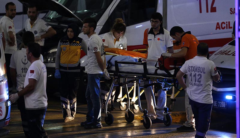 SDT09. ESTAMBUL (TURQUÍA), 28/06/2016.- Médicos ayudan heridos tras un atentado perpetrado hoy en el mayor aeropuerto de Estambul, que ha causado al menos diez muertos y numerosos heridos. Al menos 10 personas han muerto en un atentado contra el aeropuerto Atatürk, el mayor de Estambul, y una veintena de personas ha resultado herida, informó hoy el ministro de Justicia de Turquía, Bekir Bozdag. EFE/SEDAT SUNA