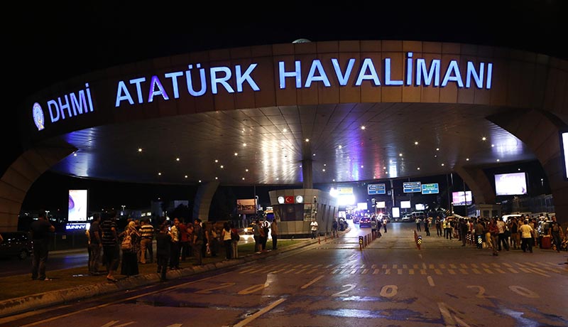 SDT09. ESTAMBUL (TURQUÍA), 28/06/2016.- Policías aseguran el área donde un atentado perpetrado hoy en el mayor aeropuerto de Estambul ha causado al menos diez muertos y numerosos heridos. Al menos 10 personas han muerto en un atentado contra el aeropuerto Atatürk, el mayor de Estambul, y una veintena de personas ha resultado herida, informó hoy el ministro de Justicia de Turquía, Bekir Bozdag. EFE/SEDAT SUNA