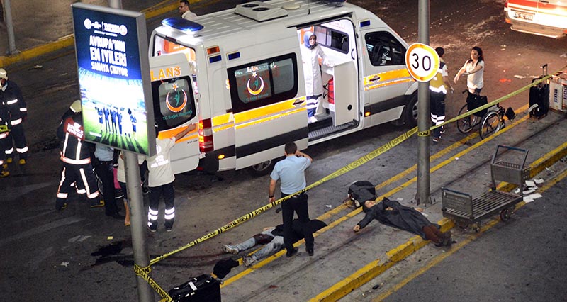 CDA01. ESTAMBUL (TURQUÍA), 28/06/2016.- Médicos y forenses trabajan en una escena con víctimas después de un ataque suicida con bomba hoy, martes 28 de junio de 2016, en el aeropuerto Ataturk en Estambul (Turquía). EFE/IHLAS NEWS AGENCY ATENCIÓN EDITORES: FOTOGRAFÍA CON CONTENIDO GRÁFICO EXPLÍCITO / PROHIBIDO SU USO EN TURQUÍA