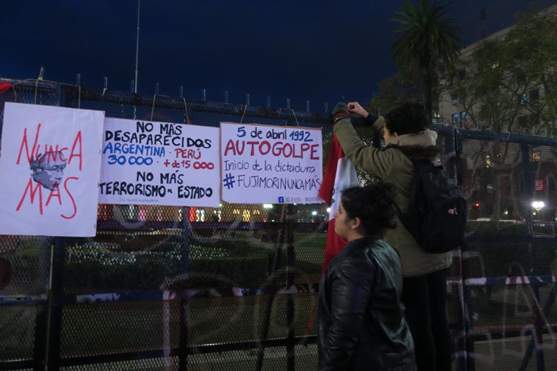 BAS205. BUENOS AIRES (ARGENTINA), 31/05/2016.- Un manifestante cuelga una bandera durante una protesta de un colectivo de peruanos residentes en Argentina contra la candidatura a la presidencia de Perú de Keiko Fujimori hoy, martes 31 de mayo de 2016, en la Plaza de Mayo de Buenos Aires (Argentina). A menos de una semana de las elecciones que definirán al próximo presidente del Perú, un colectivo de peruanos residentes en Argentina protestó en rechazo a la candidatura de Keiko Fujimori, ya que aseguran significa "el posible retorno del fujimorismo", que significó para el Perú "el gobierno mas corrupto de su historia". EFE/Aldana Vales