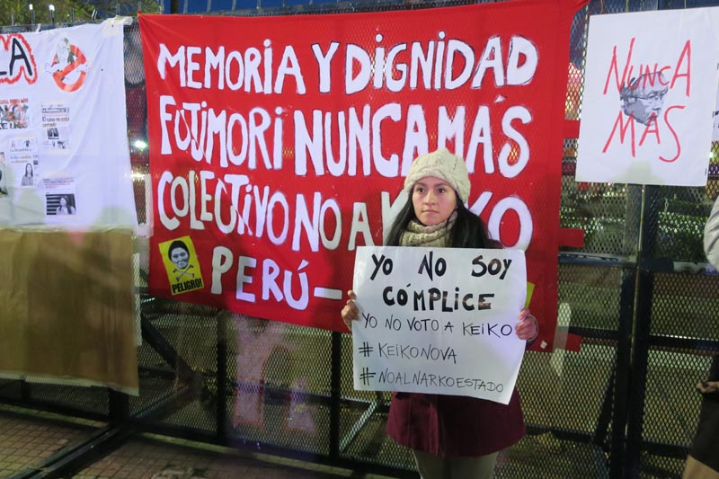 BAS206. BUENOS AIRES (ARGENTINA), 31/05/2016.- Una manifestante peruana residente en Argentina sostiene un cartel durante una protesta contra la candidatura a la presidencia de Perú de Keiko Fujimori hoy, martes 31 de mayo de 2016, en la Plaza de Mayo de Buenos Aires (Argentina). A menos de una semana de las elecciones que definirán al próximo presidente del Perú, un colectivo de peruanos residentes en Argentina protestó en rechazo a la candidatura de Keiko Fujimori, ya que aseguran significa "el posible retorno del fujimorismo", que significó para el Perú "el gobierno mas corrupto de su historia". EFE/Aldana Vales