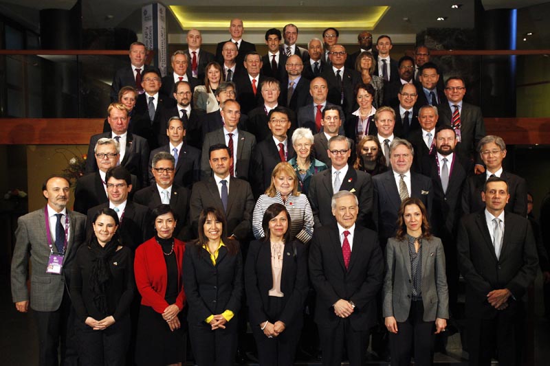 CH01. PUERTO VARAS (CHILE), 29/06/2016.- Asistentes al Encuentro Ministerial de la Alianza del Pacífico y sus Estados Observadores posan para la foto oficial del evento, encabezado por el ministro chileno de Exteriores, Heraldo Muñoz (3d), en Puerto Varas (Chile) hoy, miércoles 29 de junio de 2016. EFE/Sebastián Silva