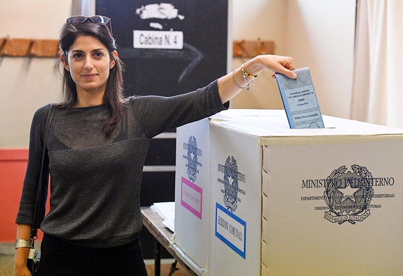 . Rome (Italy), 05/06/2016.- Virginia Raggi, Rome mayoral candidate for anti-establishment Five-Star Movement (M5S) party, casts her ballot for municipal elections at a polling station in Rome, Italy, 05 June 2016. Local elections are underway across Italy including mayoral votes in Rome, Milan, Turin and Naples. (Elecciones, Roma, Nápoles, Italia) EFE/EPA/ALESSANDRO DI MEO