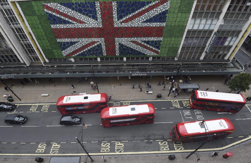 FA0013 LONDRES (REINO UNIDO) 23/06/2016.- Peatones caminan por Oxford Street donde se ha colocado una bandera británica en la fachada de unos grnades almacenes en Londres (Reino Unido) durante la jornada de referéndum por el "Brexit" hoy, 23 de junio de 2016. Los británicos acuden hoy a las urnas para votar sobre la permanencia del Reino Unido en la Unión Europea. EFE/Facundo Arrizabalaga
