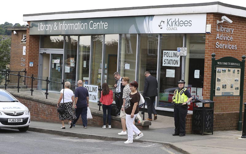 NVR002 BIRSTALL (REINO UNIDO) 23/06/2016.- Varias personas acuden a votar al colegio electoral en la librería donde la diputada laborista Jo Cox fue asesinada la semana pasada en Birstall (Reino Unido) hoy, 23 de junio de 2016, día en el que los británicos acuden a las urnas para votar sobre la permanencia del Reino Unido en la Unión Europea. EFE/Nigel Roddis