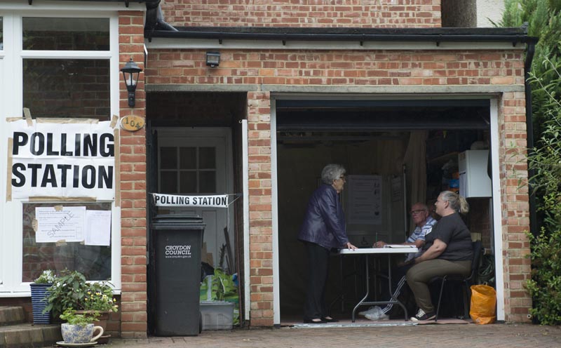 WOLI011 LONDRES (REINO UNIDO) 23/06/2016.- Una mujer acude a un colegio electoral en Croydon al sur de Londres (Reino Unido) para ejercer su voto en el referendum sobre el "Brexit" en Londres (Reino Unido) hoy, 23 de junio de 2016. Los británicos acuden hoy a las urnas para votar sobre la permanencia del Reino Unido en la Unión Europea. EFE/Will Oliver