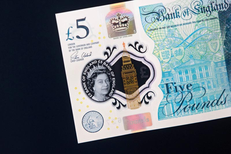 SIM01 WOODSTOCK (REINO UNIDO) 02/06/2016.- Vista general del nuevo billete de cinco libras esterlinas en el palacio de Blenheim en Oxfordshire, Reino Unido hoy, 2 de junio de 2016. El Banco de Inglaterra desveló hoy el diseño de su nuevo billete de cinco libras esterlinas (6,45 euros), el primero fabricado con plástico en el Reino Unido, que entrará en circulación en próximo 13 de septiembre. EFE/Simon Dawson /POOL