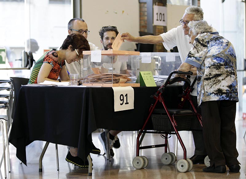 GRA335. BARCELONA, 26/06/2016.- Dos ancianos votan en un colegio electoral de Barcelona. EFE/Alberto Estévez