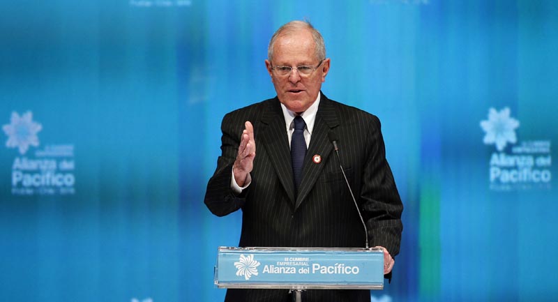 CH01, FRUTILLAR (CHILE), 30/06/2016.- El presidente electo de Perú, Pedr Pablo Kuczynski, habla durante de la inauguración de la III Cumbre Empresarial de la Alianza del Pacífico y sus Estados Observadores, hoy, jueves 30 de junio de 2016, en Frutillar (Chile). Más de 700 empresarios de los cuatro países de la Alianza del Pacífico y de los 49 estados observadores asisten este jueves a la Cumbre Empresarial. EFE/Sebastián Silva