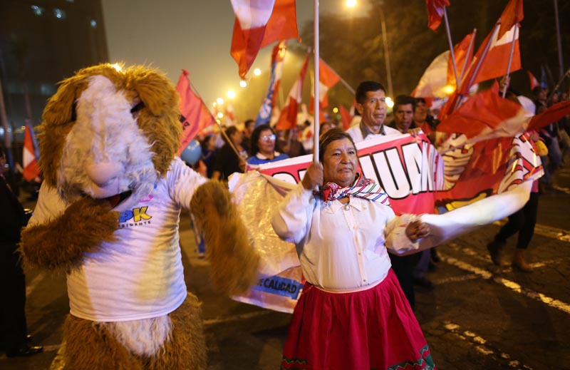 LIM30 - LIMA (PERÚ), 1/6/2016.- Simpatizantes del partido Peruanos por el Kambio (PPK) participan hoy, miércoles 01 de junio de 2016, en el mitin de cierre de campaña electoral del partido en Lima (Perú). EFE /Ernesto Arias