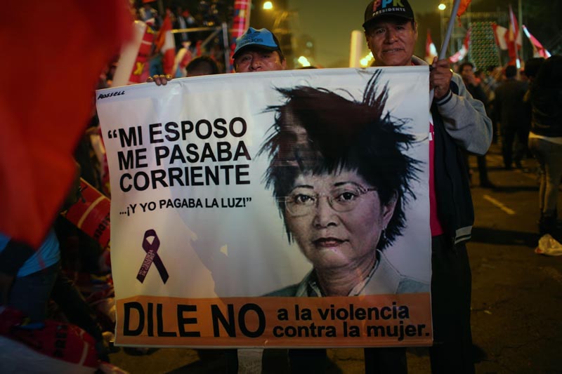 LIM13 - LIMA (PERÚ), 1/6/2016.- Simpatizantes del candidato presidencial Pedro Pablo Kuczynski acuden con pancartas hoy, miércoles 01 de junio de 2016, al mitin de cierre de campaña electoral del partido Peruanos por el Kambio en Lima (Perú). EFE /Ernesto Arias