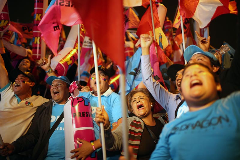 LIM08 - LIMA (PERÚ), 1/6/2016.- Simpatizantes del candidato presidencial Pedro Pablo Kuczynski acuden hoy, miércoles 01 de junio de 2016, a celebrar el mitin de cierre de campaña electoral del partido Peruanos por el Kambio, en Lima (Perú). EFE /Ernesto Arias