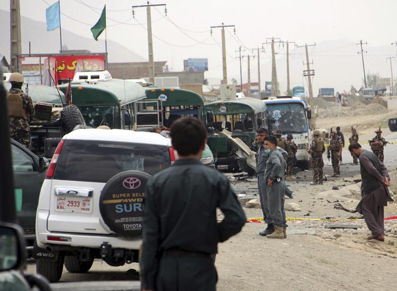 KAB01 KABUL (AFGANISTÁN) 30/06/2016.- Miembros de las fuerzas de seguridad afganas aseguran la zona tras un doble atentado suicida talibán perpetrado contra autobuses de la Policía afgana en las afueras de Kabul, Afganistán, hoy, 30 de junio de 2016. Al menos 38 personas murieron y otras 40 resultaron heridas en el suceso, informaron a Efe fuentes oficiales. EFE/Jawed Kargar