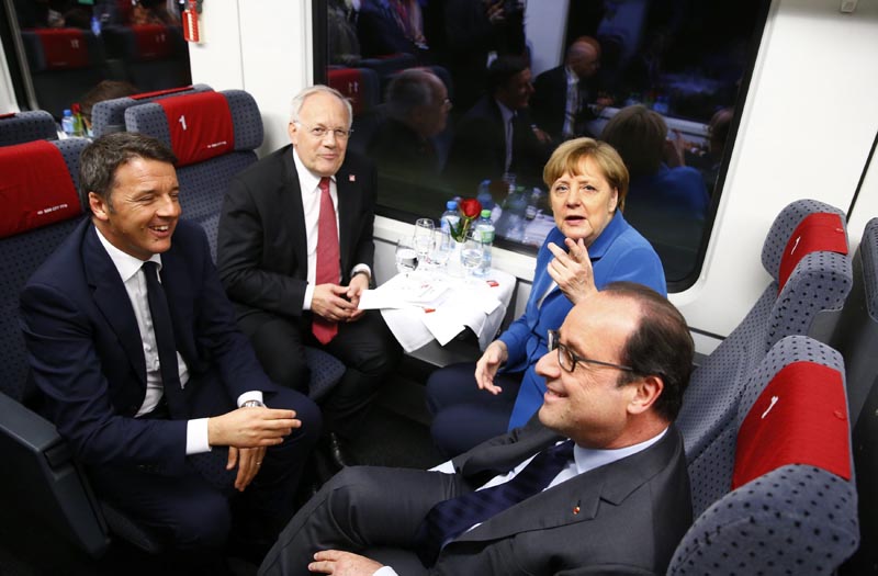 LG333 ERSTFELD (SUIZA) 01/06/2016.- (De izq a der) El primer ministro italiano, Matteo Renzi; el presidente suizo, Johann Schneider-Ammann; la canciller alemana, Angela Merkel, y el presidente galo, François Hollande, cruzan en tren el túnel ferroviario de San Gotardo de norte a sur, durante la inauguración de la instalación, entre Erstfeld y Pollegio (Suiza) hoy, 1 de junio de 2016. El nuevo túnel ferroviario de base de San Gotardo, ubicado en el sur de Suiza, se inaugura hoy para batir dos récords simultáneamente: el de más largo y de más profundo del mundo. EFE/Ruben Sprich / Pool