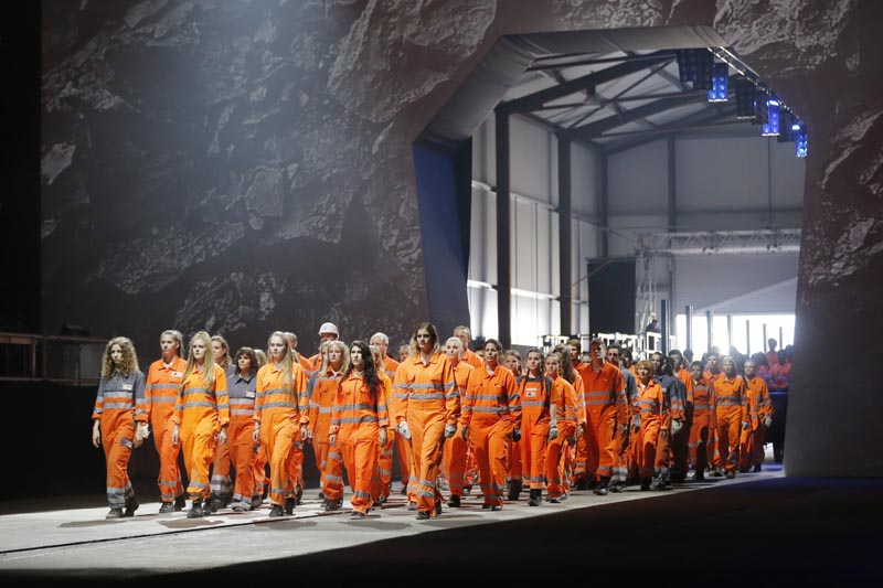LG320 ERSTFELD (SUIZA) 01/06/2016.- Varios bailarines actúan durante la inauguración del túnel ferroviario de San Gotardo, el más largo y más profundo del mundo, en el recinto ferial Rynaecht, en el portal norte, en Erstfeld (Suiza) hoy, 1 de junio de 2016. El nuevo túnel ferroviario de base de San Gotardo, ubicado en el sur de Suiza, se inaugura hoy para batir dos récords simultáneamente: el de más largo y de más profundo del mundo. EFE/Alexandra Weymmence on December 2016. EFE/Peter Klaunzer / Pool