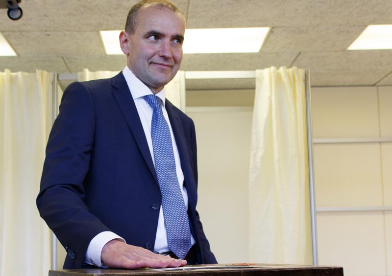 ICE01. Reykjavik (Iceland), 25/06/2016.- Icelandic presidential candidate Gudni Johannesson casts his vote in the Icelandic presidential elections at a polling station in Reykjavik, Iceland, 25 June 2016. Voting was underway in Iceland to elect a new president, with nine candidates running for the post. Some 240,000 people are eligible to vote. (Elecciones, Islandia) EFE/EPA/BIRGIR THOR HARDARSON ICELAND OUT