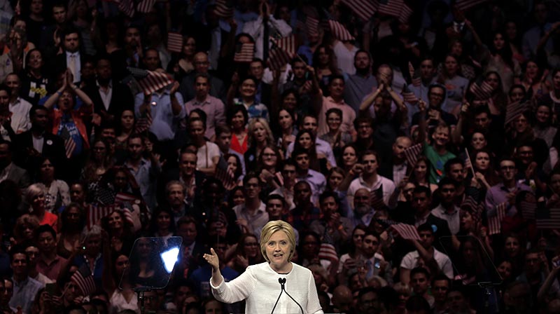 PFX20. NUEVA YORK (EE.UU.), 07/06/2016.- La precandidata a la presidencia de EE.UU. por el partido Demócrata Hillary Clinton pronuncia un discurso ante seguidores hoy, martes 7 de junio de 2016, al final de la Noche de elecciones primarias en Brooklyn, Nueva York (EE.UU.). Clinton se proclamó hoy vencedora de las primarias demócratas que se han disputado en los últimos meses en Estados Unidos como parte de la carrera electoral para llegar a la Casa Blanca. EFE/PETER FOLEY