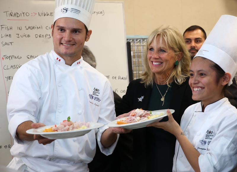 LIM01 - LIMA (PERÚ), 20/6/2016.- La esposa del vicepresidente de Estados Unidos, Joe Biden, Jill Biden (c) posa para una fotografía hoy, lunes 20 de junio del 2016, en la Universidad San Ignacio de Loyola de Lima (USIL), en Perú. Biden asistió a una demostración de gastronomía peruana, donde conoció variedades de frutas, verduras, cereales y un grupo de alumnos cocinó ceviche y tiradito de pescado. EFE / Ernesto Arias