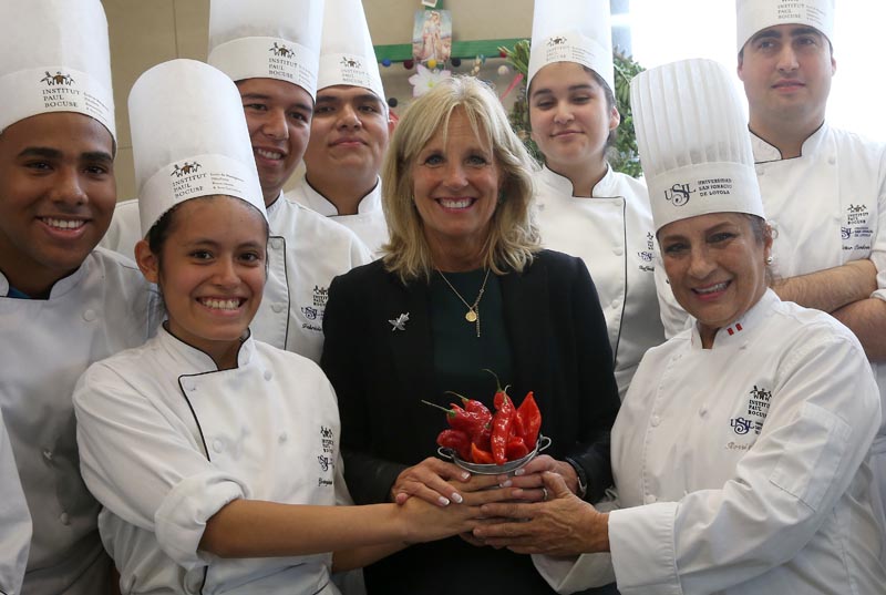 LIM05 - LIMA (PERÚ), 20/6/2016.- La esposa del vicepresidente de Estados Unidos, Joe Biden, Jill Biden (c), posa para una foto hoy, lunes 20 de junio del 2016, durante un evento en la Universidad San Ignacio de Loyola de Lima (USIL), en Perú. Biden asistió a una demostración de gastronomía peruana, donde conoció variedades de frutas, verduras, cereales y un grupo de alumnos cocinó ceviche y tiradito de pescado. EFE / Ernesto Arias