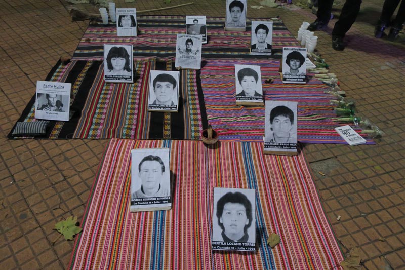 BAS207. BUENOS AIRES (ARGENTINA), 31/05/2016.- Fotografía en la que se ven retratos de los asesinados y desaparecidos durante el Gobierno en Perú de Alberto Fujimori (1990-2000) durante una protesta de un colectivo de peruanos residentes en Argentina contra la candidatura a la presidencia de Perú de Keiko Fujimori hoy, martes 31 de mayo de 2016, en la Plaza de Mayo de Buenos Aires (Argentina). A menos de una semana de las elecciones que definirán al próximo presidente del Perú, un colectivo de peruanos residentes en Argentina protestó en rechazo a la candidatura de Keiko Fujimori, ya que aseguran significa "el posible retorno del fujimorismo", que significó para el Perú "el gobierno mas corrupto de su historia". EFE/Aldana Vales