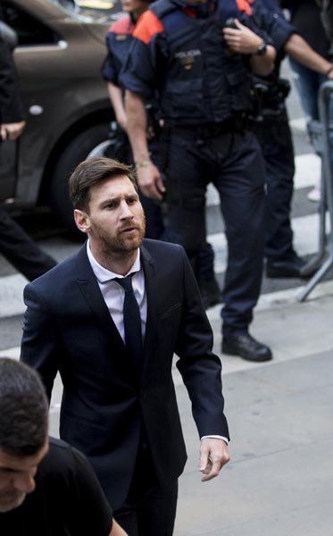 GRA031. BARCELONA, 02/06/2016.- El jugador del FC Barcelona Lionel Messi, a su llegada a la Audiencia de Barcelona en la tercera jornada del juicio que se sigue contra él y su padre, Jorge Horacio Messi, por tres delitos contra la Hacienda Pública, en una vista en la que el fiscal no ejerce la acusación contra el delantero, mientras la Abogacía del Estado pide 22 meses de prisión. EFE/Quique García