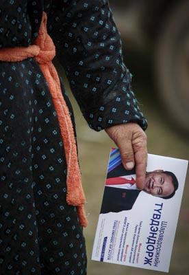 BYA03 ULAN BATOR (MONGOLIA) 28/06/2016.- Fotografía facilitada hoy, 28 de junio de 2016, de una votante mientras sostiene un panfleto electoral de uno de los candidatos que concurren a las elecciones parlamentarias mongolas en Ulan Bator (Mongolia) el pasado 25 de junio. Un total de 498 candidatos de 12 partidos y tres coaliciones además de 69 candidatos independientes se presentan para conseguir alguno de los 76 escaños del Parlamento en las elecciones que se celebrarán mañana. EFE/Byamba-Ochir Byambasuren