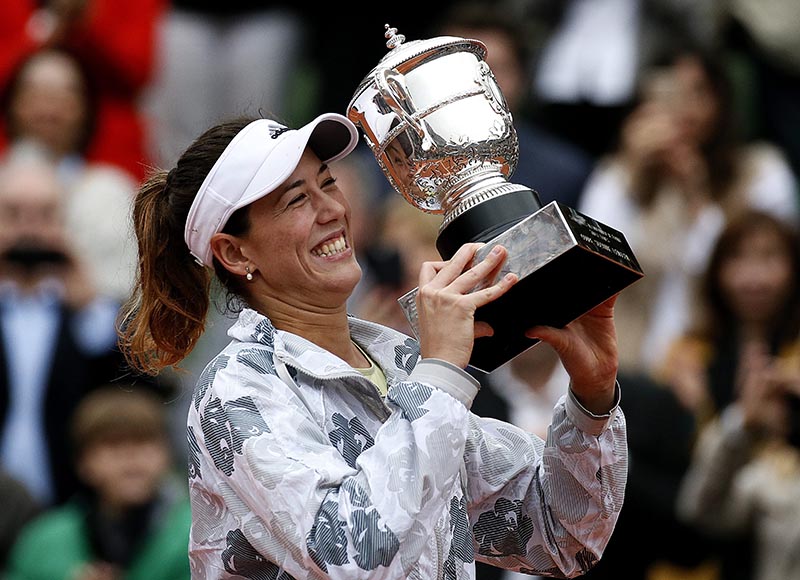 . Paris (France), 04/06/2016.- Garbine Muguruza of Spain? celebrates with the trophy after winning against? Serena Williams of the USA during their women's single final match at the French Open tennis tournament at Roland Garros in Paris, France, 04 June 2016. (España, Tenis, Francia, Estados Unidos) EFE/EPA/ETIENNE LAURENT