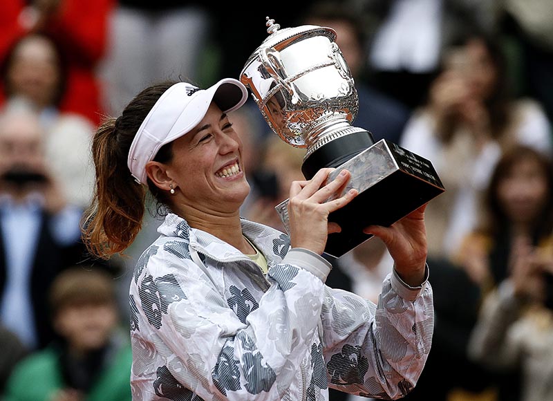 . Paris (France), 04/06/2016.- Garbine Muguruza of Spain? celebrates with the trophy after winning against? Serena Williams of the USA during their women's single final match at the French Open tennis tournament at Roland Garros in Paris, France, 04 June 2016. (España, Tenis, Francia, Estados Unidos) EFE/EPA/ETIENNE LAURENT