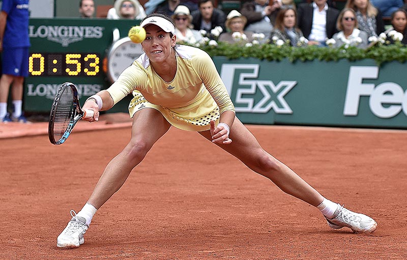 . Paris (France), 04/06/2016.- Garbine Muguruza of Spain in action against Serena Williams of the USA during their women's single final match at the French Open tennis tournament at Roland Garros in Paris, France, 04 June 2016. ? (España, Tenis, Francia, Estados Unidos) EFE/EPA/Christophe Petit Tesson