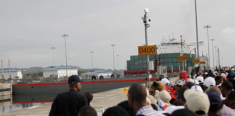 PA01. CIUDAD DE PANAMÁ (PANAMÁ), 26/06/2016.- El buque Cosco Shipping Panamá realiza el tránsito inaugural por la esclusa de Agua Clara en el Canal de Panamá Ampliado hoy, domingo 26 de junio de 2016, en Ciudad de Panamá (Panamá).El barco, un neopanamax de 48,25 metros de manga y 299,98 metros de eslora y capacidad para transportar hasta 9.400 contenedores, entró en la cámara baja de la esclusa de Agua Clara pasadas las 7:30 hora local (12:30 GMT). EFE/Jeffrey Arguedas