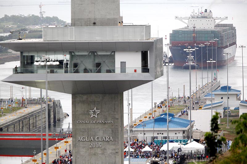 PA01. CIUDAD DE PANAMÁ (PANAMÁ), 26/06/2016.- El buque Cosco Shipping Panamá realiza el tránsito inaugural por la esclusa de Agua Clara en el Canal de Panamá Ampliado hoy, domingo 26 de junio de 2016, en Ciudad de Panamá (Panamá).El barco, un neopanamax de 48,25 metros de manga y 299,98 metros de eslora y capacidad para transportar hasta 9.400 contenedores, entró en la cámara baja de la esclusa de Agua Clara pasadas las 7:30 hora local (12:30 GMT). EFE/Alejandro BolÌvar