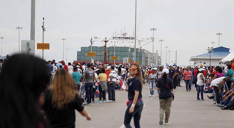 PA01. CIUDAD DE PANAMÁ (PANAMÁ), 26/06/2016.- El buque Cosco Shipping Panamá realiza el tránsito inaugural por la esclusa de Agua Clara en el Canal de Panamá Ampliado hoy, domingo 26 de junio de 2016, en Ciudad de Panamá (Panamá).El barco, un neopanamax de 48,25 metros de manga y 299,98 metros de eslora y capacidad para transportar hasta 9.400 contenedores, entró en la cámara baja de la esclusa de Agua Clara pasadas las 7:30 hora local (12:30 GMT). EFE/Jeffrey Arguedas