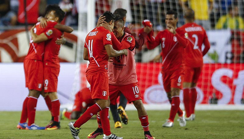 FOX329. FOXBOROUGH (EEUU), 12/06/2016.- Christian Cueva (cd) y Raúl Ruidiaz (c-i) de celebran al vencer a Brasil hoy, domingo 12 de junio de 2016, en un partido entre Brasil y Perú en el Grupo B de la Copa América Centenario en el estadio Gillete de Foxborough (Estados Unidos). EFE/LISA HORNAK