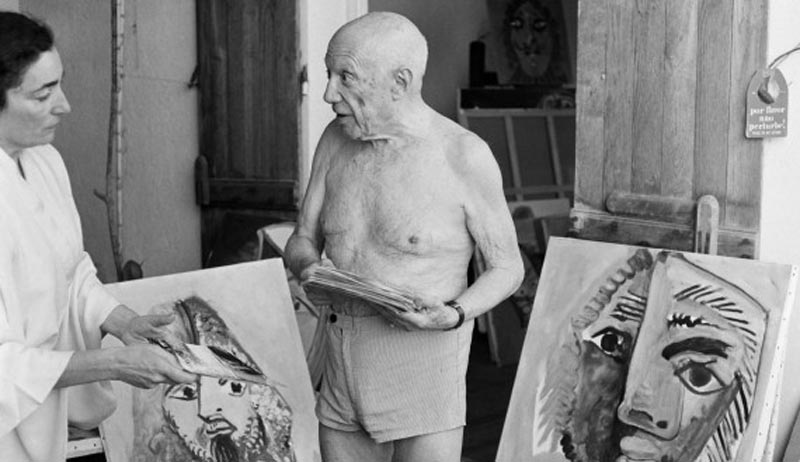 A portrait taken on October 18, 1971 at his studio in Mougins shows Spanish painter Pablo Picasso talking with his wife Jacqueline (L). AFP PHOTO RALPH GATTI (Photo credit should read RALPH GATTI/AFP/Getty Images)